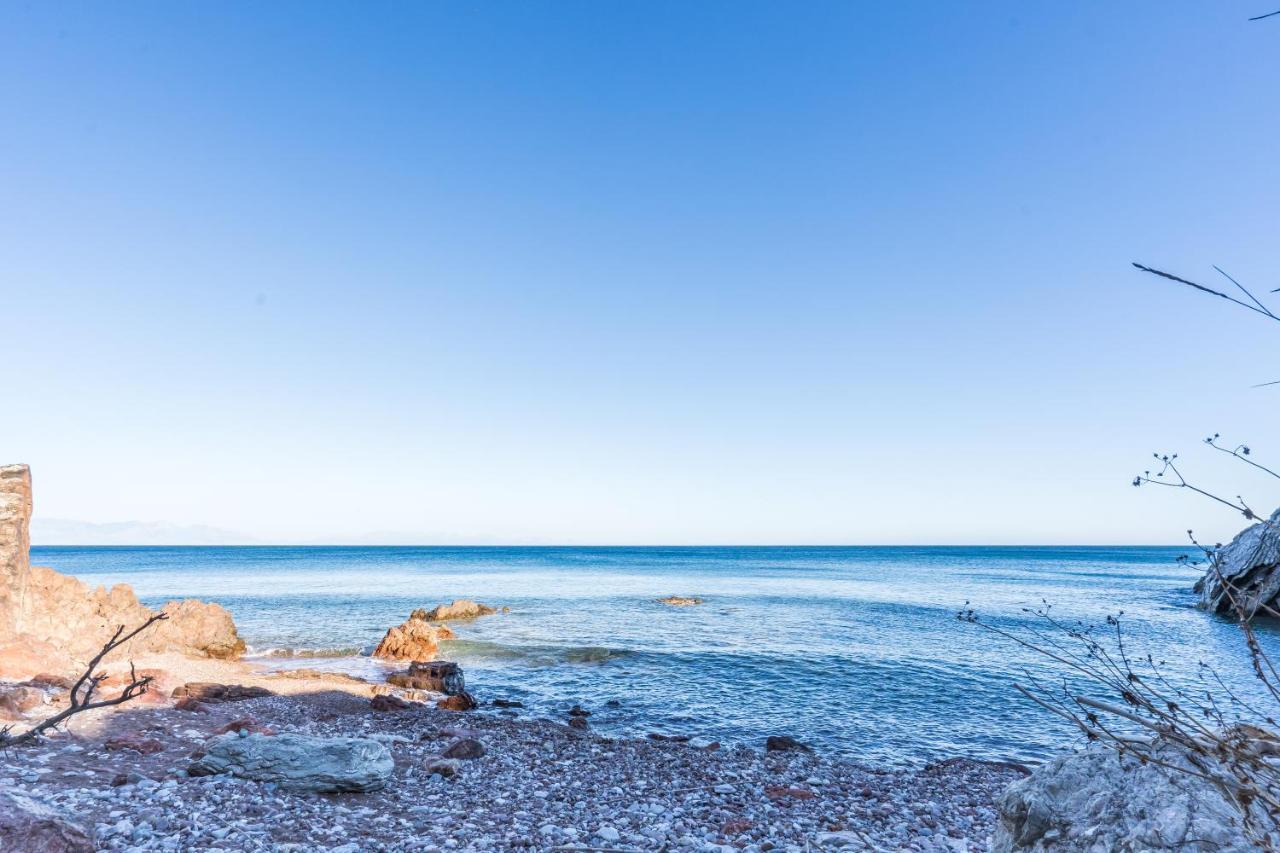 Seafront Studio With Direct Beach Access Koróni Екстериор снимка