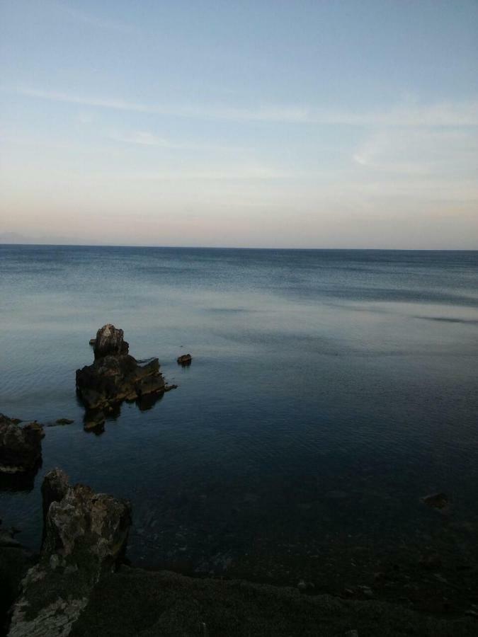 Seafront Studio With Direct Beach Access Koróni Екстериор снимка